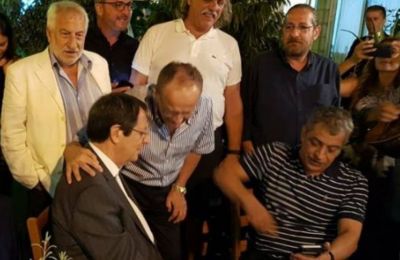 Cyprus President Nicos Anastasiades spits love lyrics in a Limassol tavern after work
