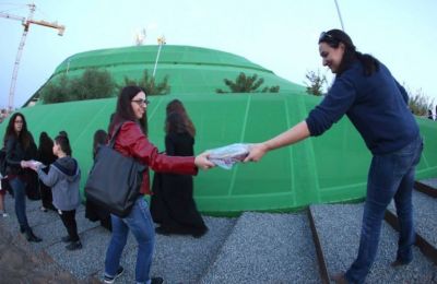 Hundreds of University of Cyprus students form a human chain of knowledge to mark opening of new library