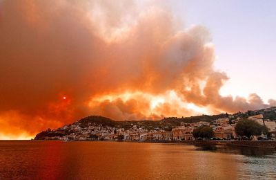 Thousands flee fires in Greece, Turkey