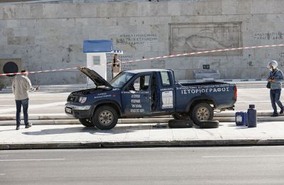 Man drives pickup truck onto Parliament forecourt, threatens bomb