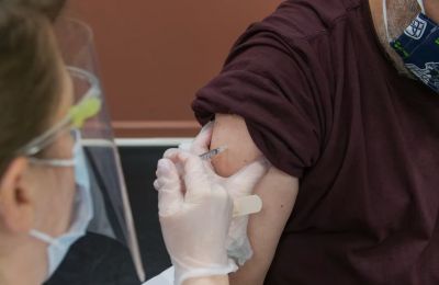 Anti-vaxxer wears fake silicone arm to get his CV vaccine