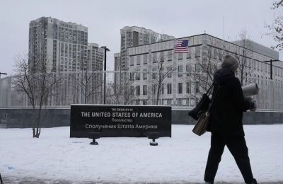 Ukraine: Britain, US withdraw diplomats and their families