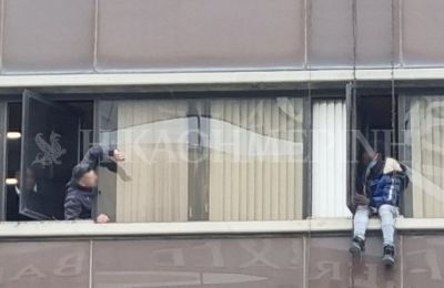 Man threatens to jump from his apartment window in Nicosia (images)