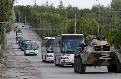 More Ukraine fighters surrendering in Mariupol