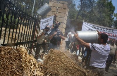 Battlefield scenes as Cypriot farmers descend on capital