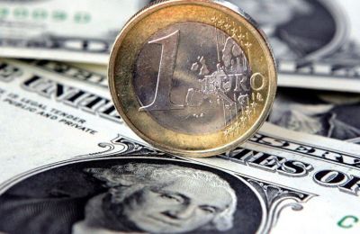 Euro-dollar exchange falls to a 20-year low