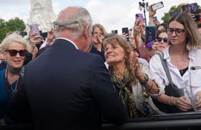 Cypriot woman breaches royal protocol with a kiss