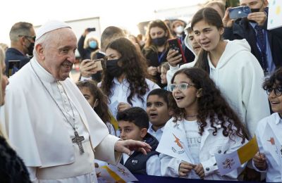 EU states should share responsibility for migrants, says Pope Francis