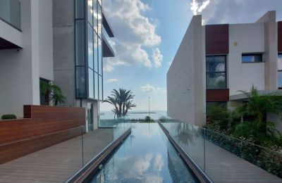 Larnaca's new branded hotel (photos)