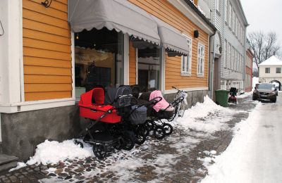 Why do Norwegian babies nap outside in freezing temperatures?