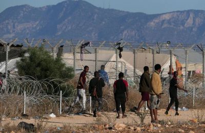 Cyprus transfers 76 refugees to France under EU relocation scheme