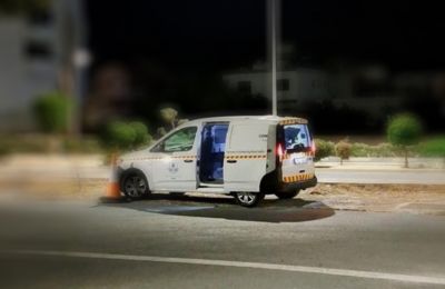 Attacks on company vans and drivers continue, employee drives to safety after assault in dead of night (photo archive)