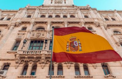 Spain eases residency rules for travelers