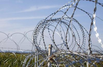 Interior Minister says barbed wire plan 'impractical and politically risky'