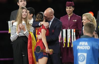 Spanish Soccer President stays firm after lip-kissing incident