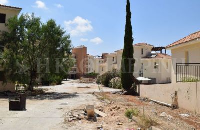 Police vigilance prevents unauthorized entry in evacuated Chlorakas flats