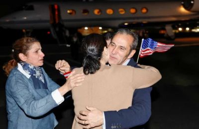 US plane brings captives back home