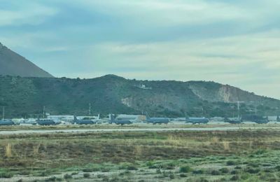 This photo of the Souda airbase, which was obtained exclusively by Kathimerini, shows some of the American C-130, C-17 and KC-135 which have been stationed in Crete for the last 24 hours.