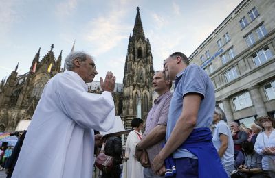 Pope Francis approves blessings for same-sex couples