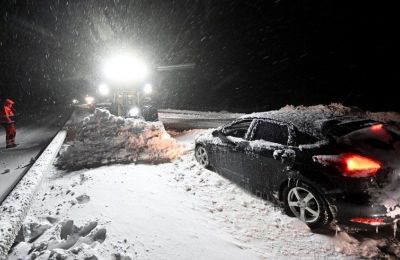 1,000 rescued from snow-stranded vehicles in Sweden