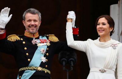 Denmark's queen passes crown to new king in historic move