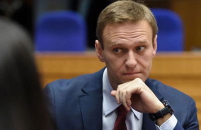 Navalny's bruised body uncovered, investigation gains momentum