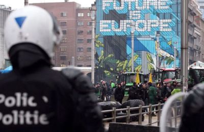 Farmers erect barricades, confront police at EU summit