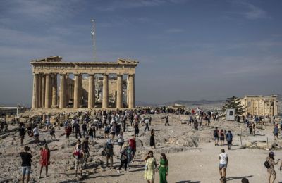 Ancient Greek attire group slips past Acropolis guards