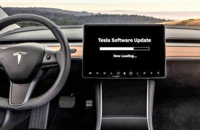 Woman trapped in car for 40 minutes during Tesla software update