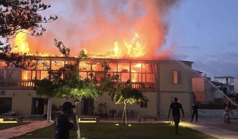 Fire ravages historic building in Paphos