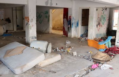 Paralimni-Deryneia officials shut down abandoned apartment complex