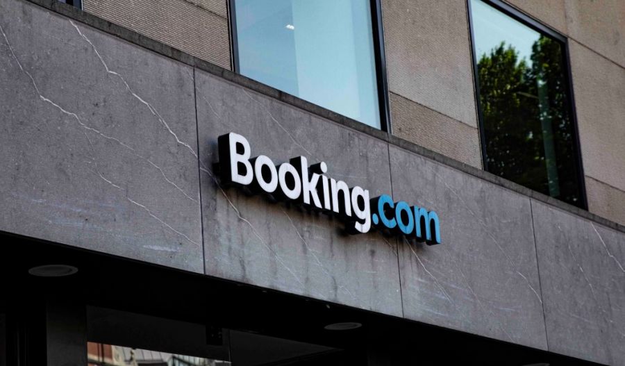 Greek hoteliers sue booking.com over equal pricing rules