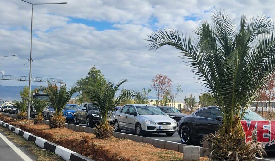 Traffic jam at Agios Dometios crossing as Black Friday shoppers flock to free areas