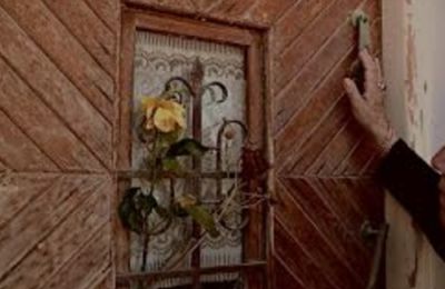 Şenay visits the door of her cherished neighbor Elena