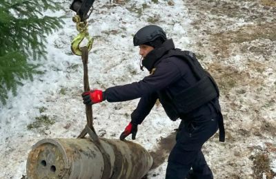 A Ukrainian combat engineer recovers the warhead from a Kinzhal missile. Credit: State Emergency Service of Ukraine