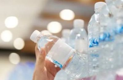 Microplastics in bottled water may be causing harm to internal organs, particularly the kidneys, as they are absorbed through the digestive system. Photo credit: Pixabay