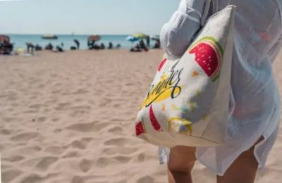 Police remind beachgoers to take simple safety steps as seasonal thefts rise. Photo credit: Unsplash