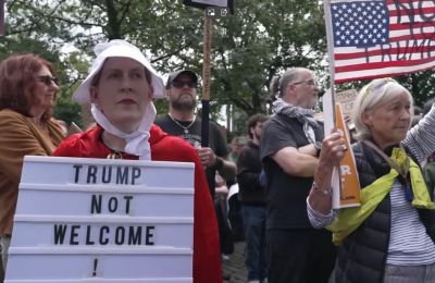 Protests overshadow Trump’s private visit as trade talks and public backlash grow. Photo screen captured from CBS News YouTube video