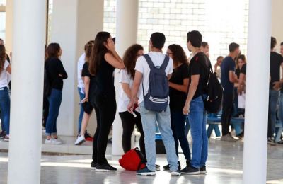 Low modern Greek exam scores raise concerns over education system.