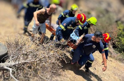 Driver rescued from 10-meter deep ravine on Nicosia-Palaichori road. Photos courtesy of Fire Service Cyprus Facebook