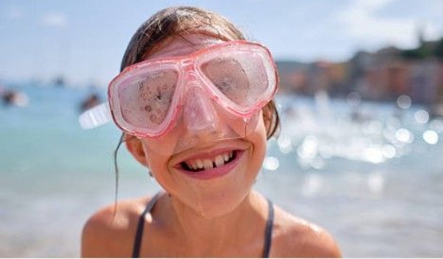 Winds at 3-4 Beaufort, just strong enough to turn your “effortless look” into “why did I bother.” Photo credit: Unsplash