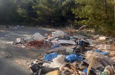 A resident shared a photo on the ‘Lovers of Cyprus’ Facebook group showing a spot in the Agia Paraskevi area where people are carelessly dumping all kinds of waste.