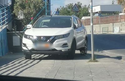 Driver parks on sidewalk, tells citizen: ''Go ahead, report me!''