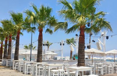 Photo of one of many beach bars along Mackenzie beach. By Melb travel