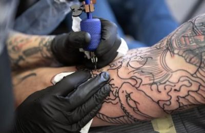 Bureaucratic delays and unrecognized training certificates leave tattooists unable to legally practice, months after submitting applications. Photo credit: Unsplash
