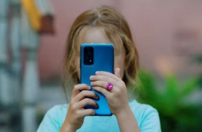 Generative AI risks, cyberbullying, and “problematic” smartphone use among youth prompt urgent EU action. Photo credit: Unsplash