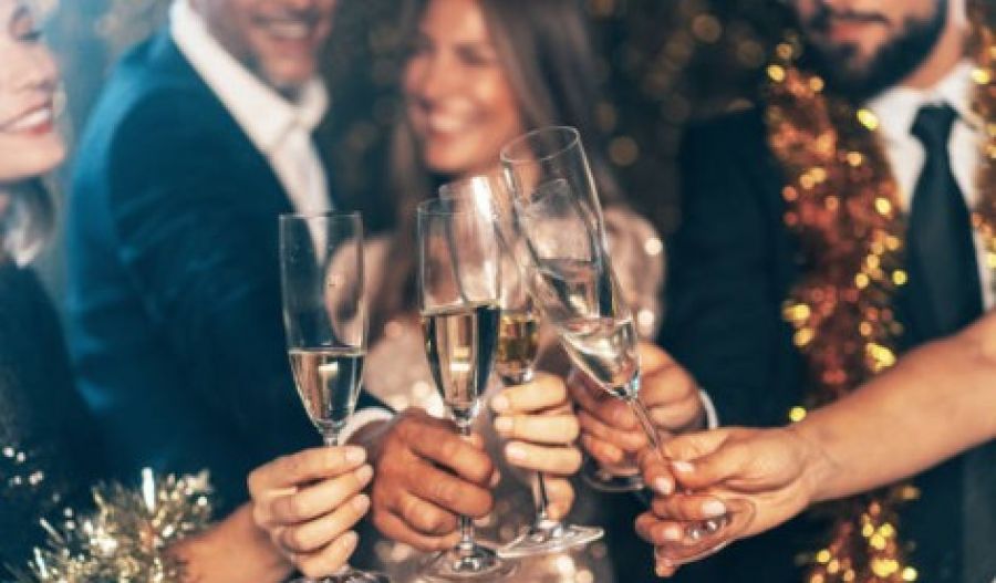 PASIKA has formally requested extended operating hours for holiday venues, submitting a letter to the Minister of the Interior. Photo credit: Unsplash