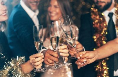 PASIKA has formally requested extended operating hours for holiday venues, submitting a letter to the Minister of the Interior. Photo credit: Unsplash