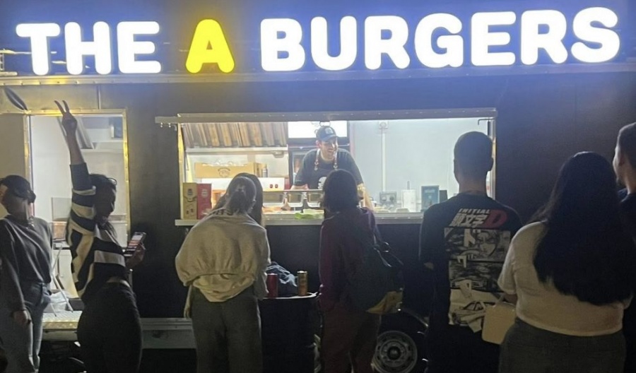 A solar-powered food truck and three actors bring gourmet burgers to Strovolos.