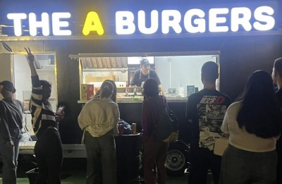 A solar-powered food truck and three actors bring gourmet burgers to Strovolos.